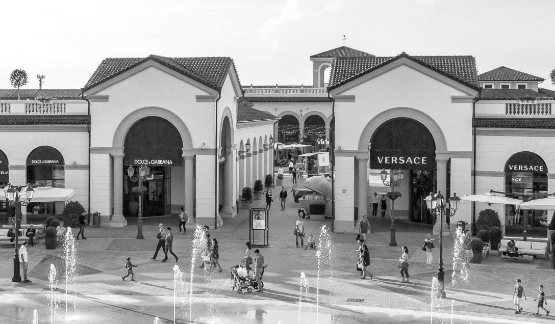 Serravalle outlet village central plaza